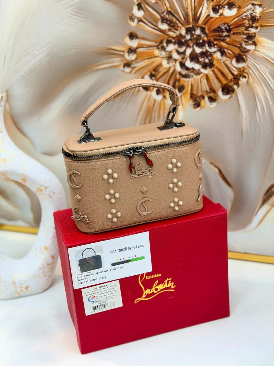 تميزي بإطلالة أنيقة وفاخرة مع حقيبة كريستيان لوبوتان Christian Louboutin