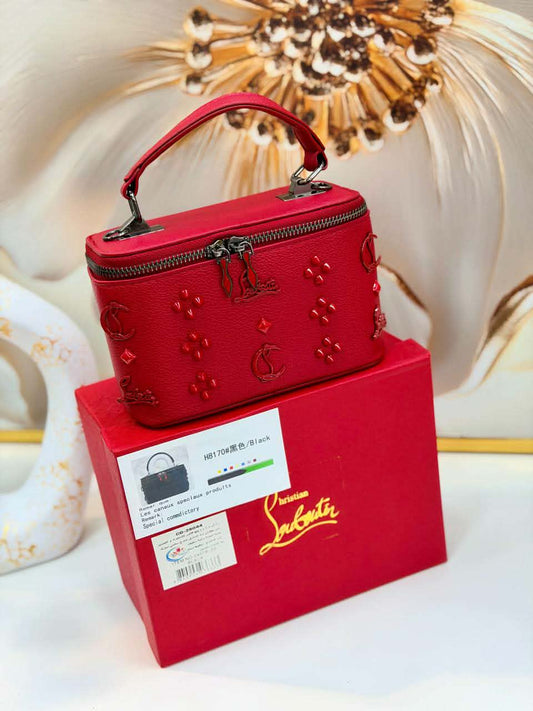 تميزي بإطلالة أنيقة وفاخرة مع حقيبة كريستيان لوبوتان Christian Louboutin